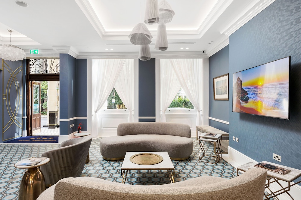 Commodore Hotel London 39/55