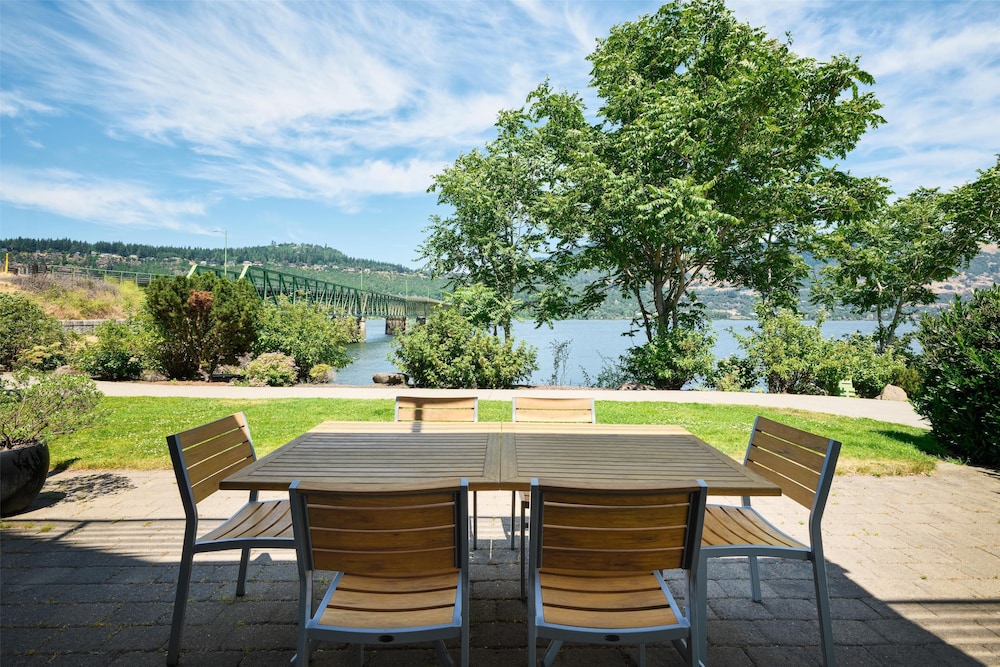 Best Western Plus Hood River Inn 66/80