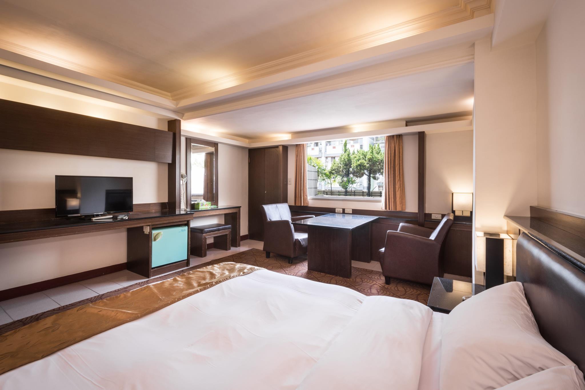 Room, Twin Beds, No Window