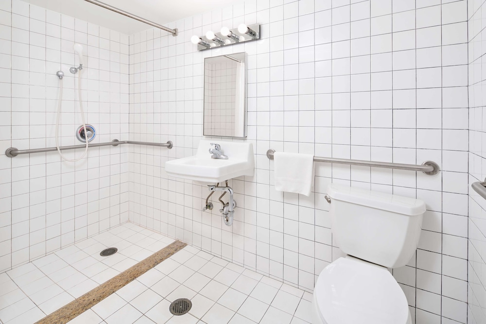 Ewa Hotel Waikiki 10/24