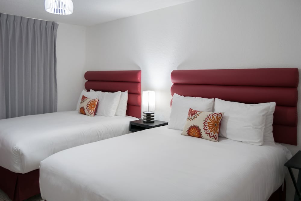 In and Out Hotel 13/65