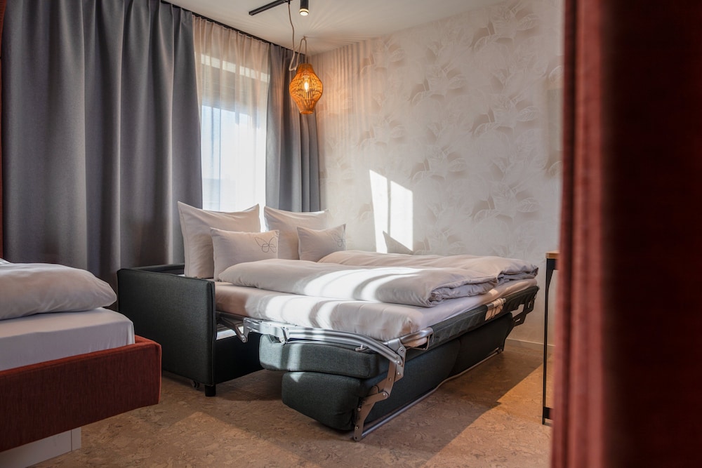 Club, House, Twin Beds, Sofa