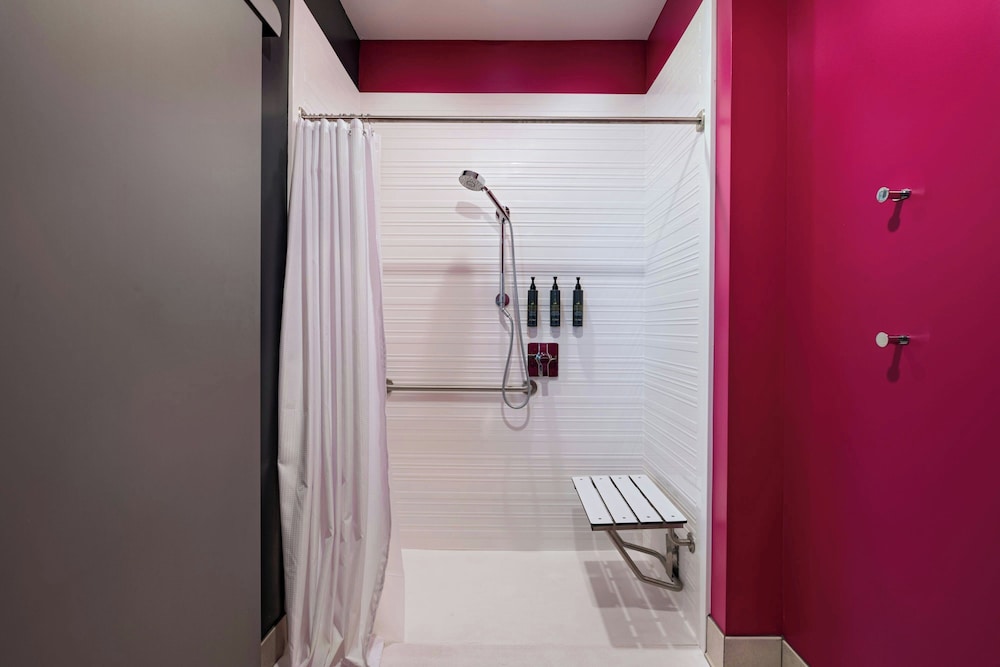Aloft Omaha West 17/50