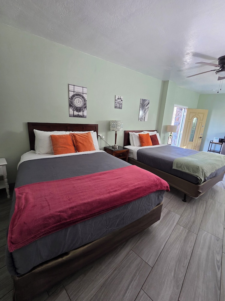 Basic, 2 Queen Beds, Pet Friendly