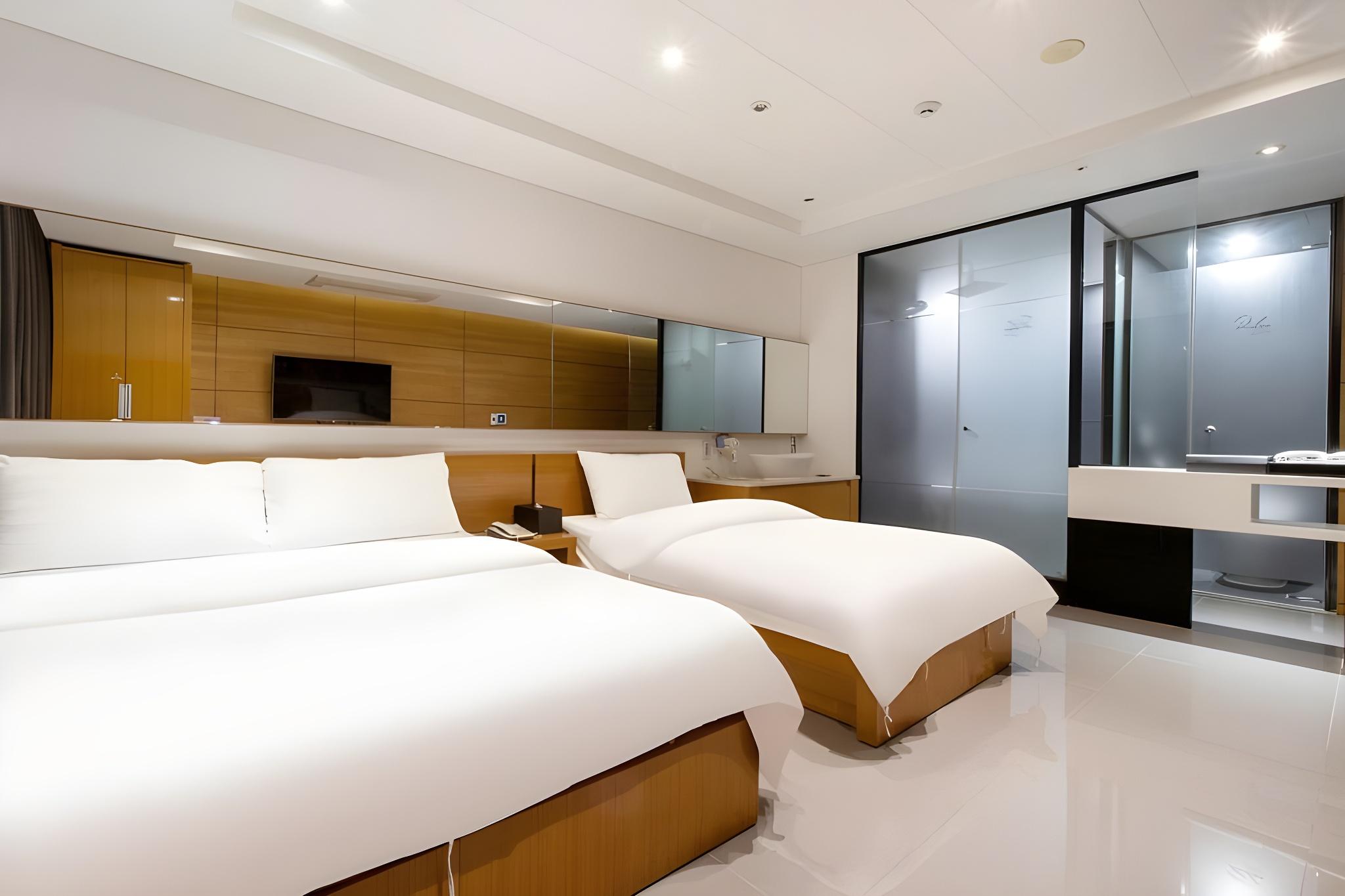 Family, Twin Beds, 1 Double and 1 Single Bed