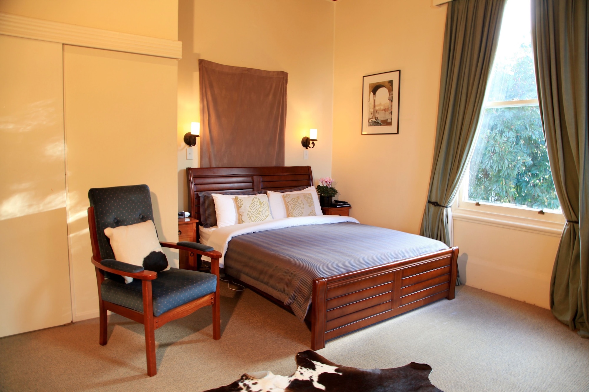 EXECUTIVE, SUITE