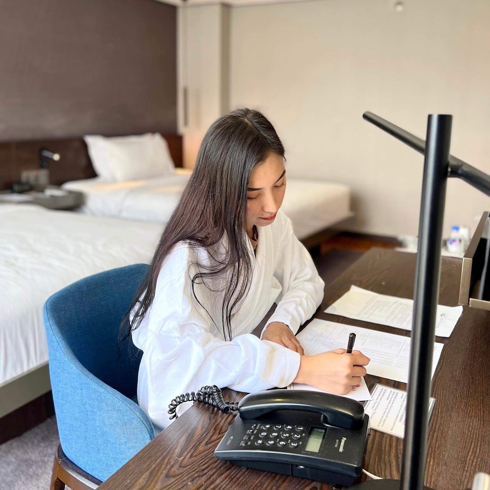 Ramada Encore by Wyndham Makati 44/50