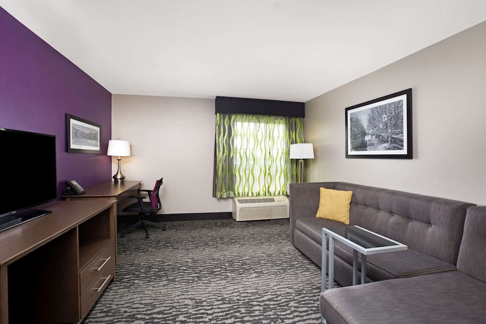 La Quinta Inn & Suites by Wyndham Visalia/Sequoia Gateway 35/60