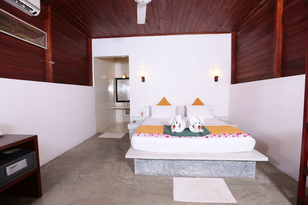 Lagoon Paradise Beach Resort 60/60