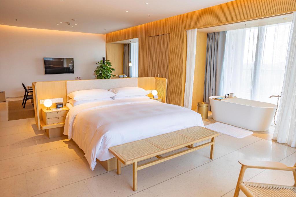 Aqua, Suite, King Bed, Garden View, Balcony