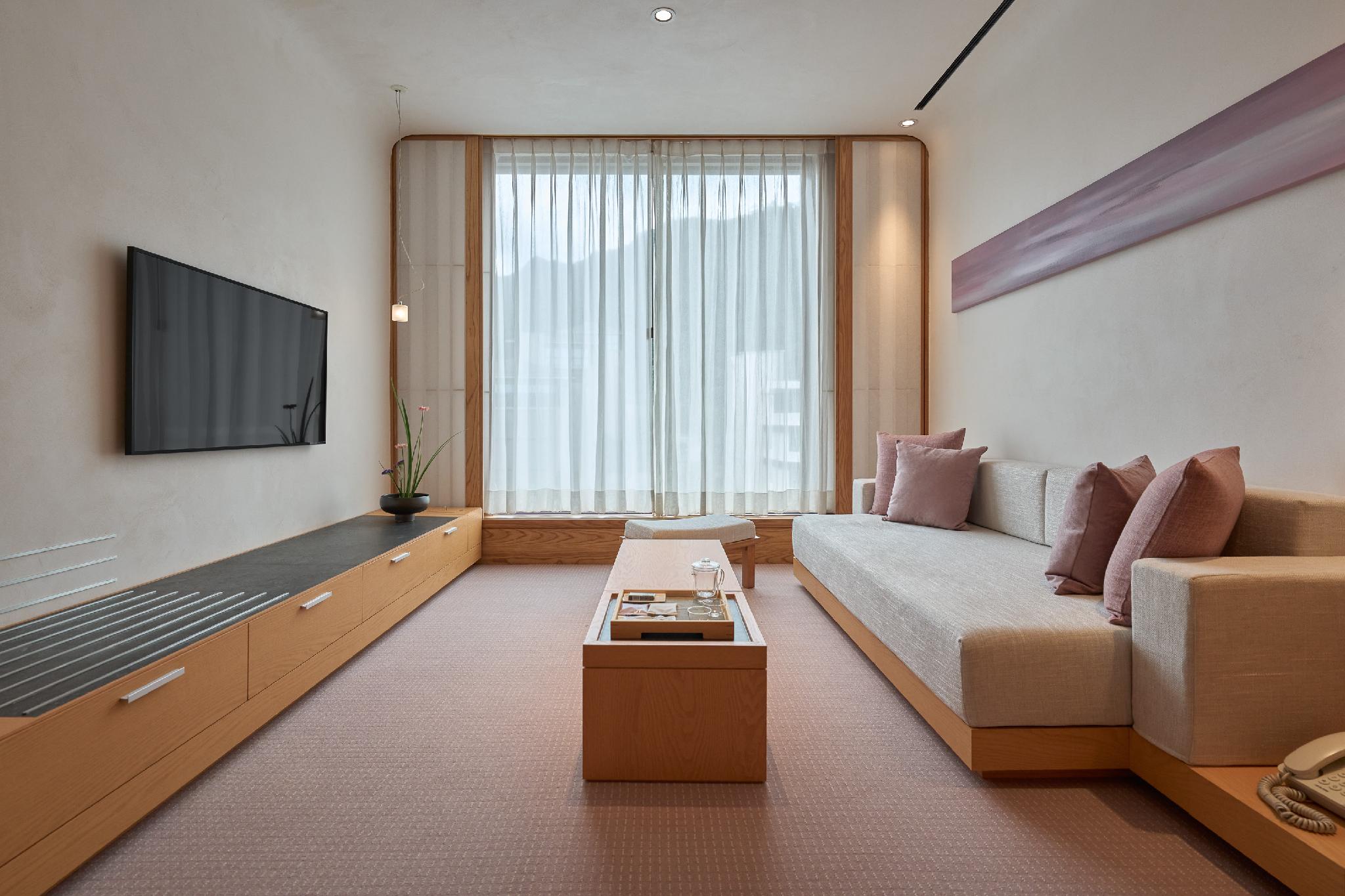 SUITE, TWIN BEDS