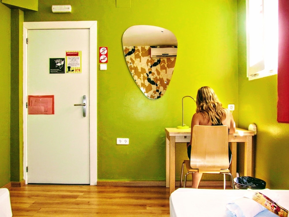 Feetup Yellow Nest Hostel Barcelona 20/31