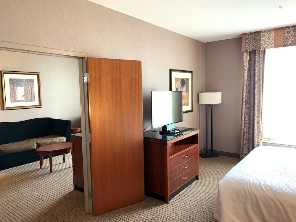 Suite, King Bed, 1.5 Bathrooms, Jetted Tub