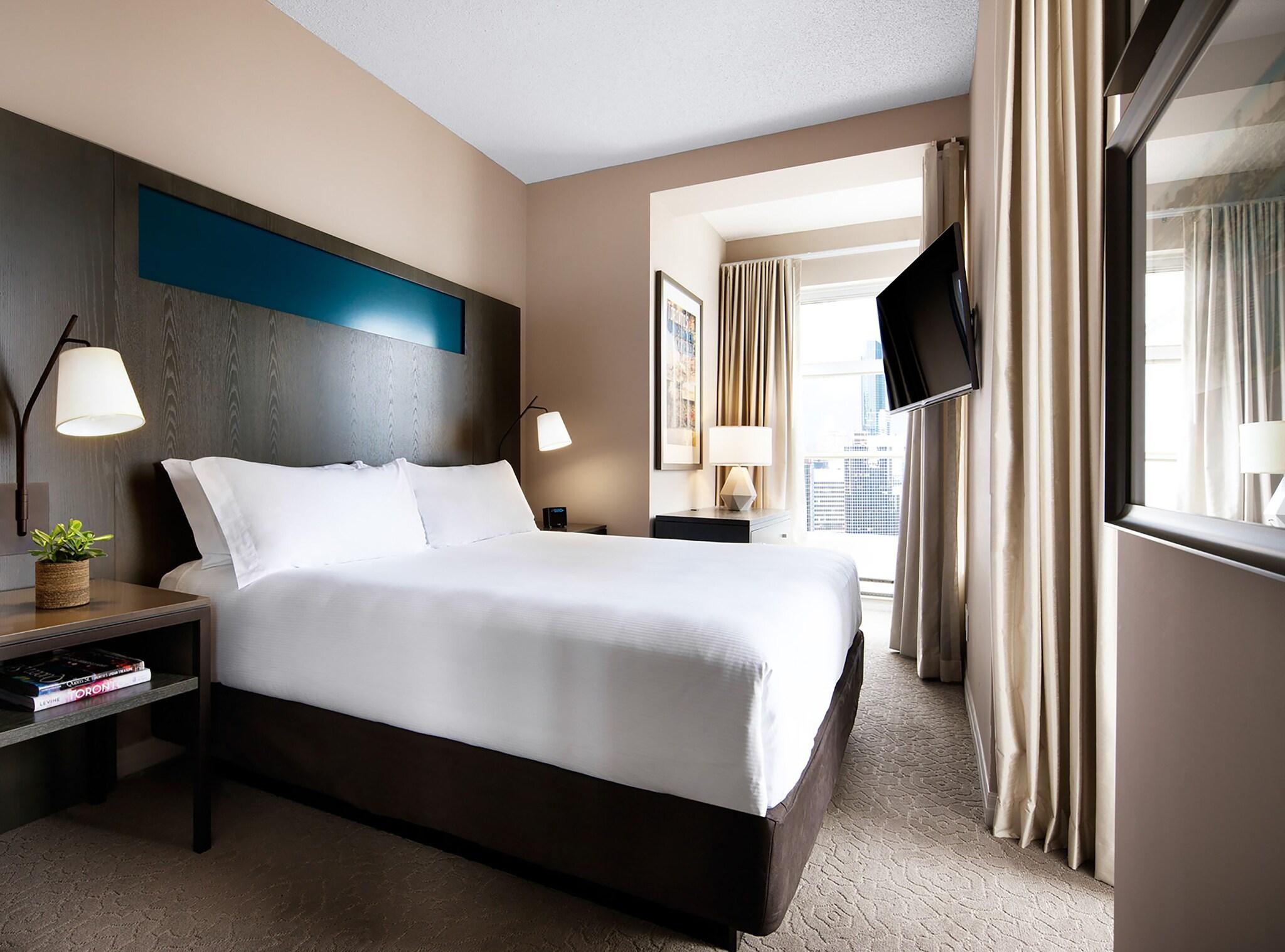 SUITE, KING BED, SOFA, TOWER ONE