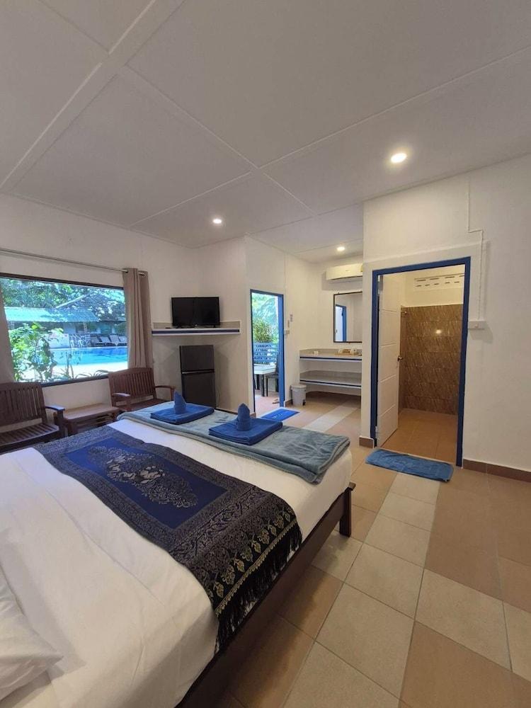 Bungalow, Pool Side