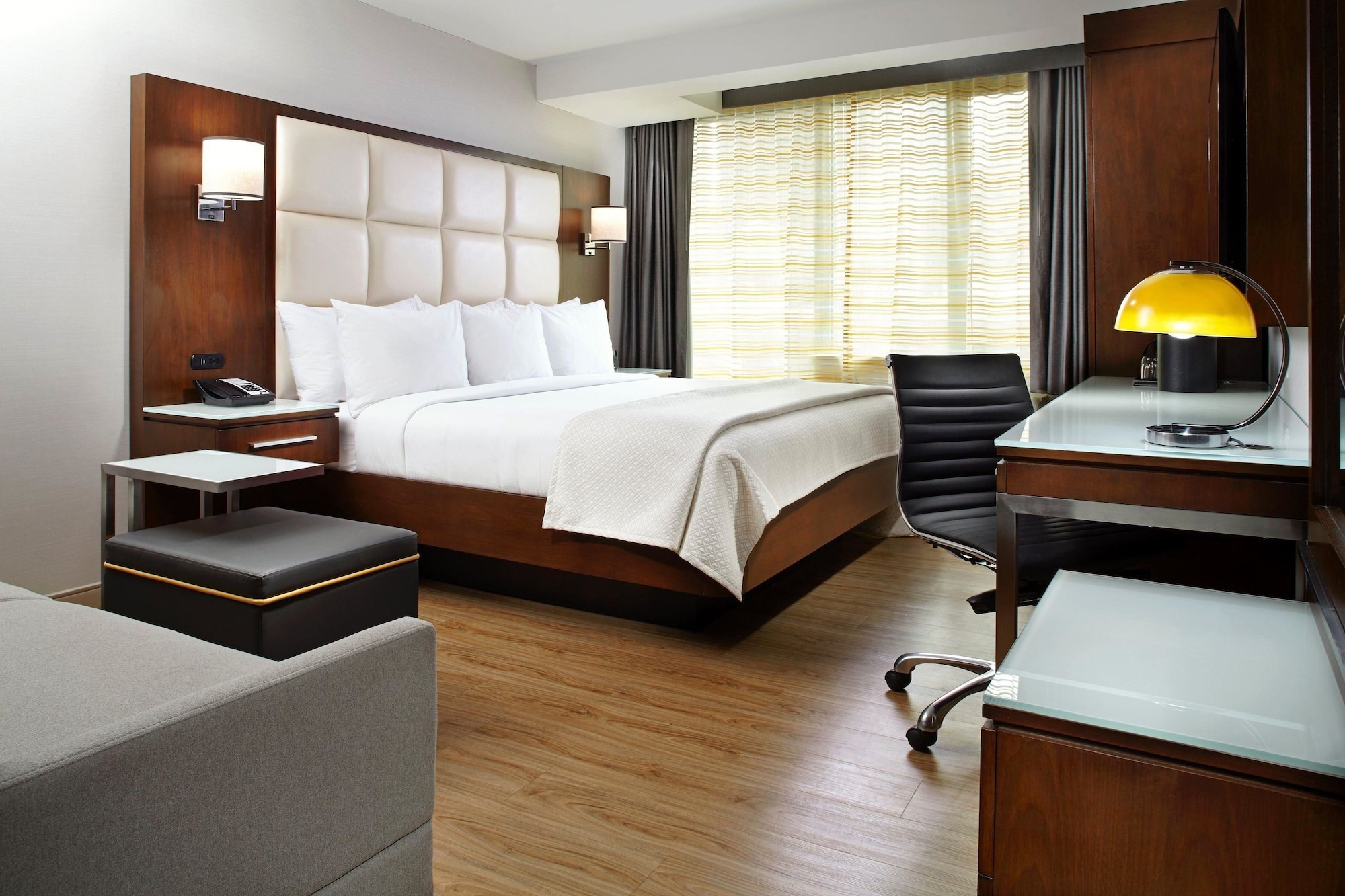 DELUXE, KING BED