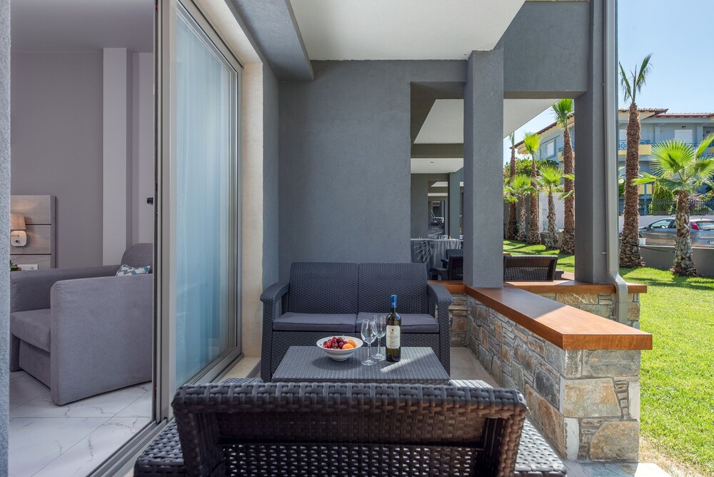Dionysos Hotel Suites 48/68