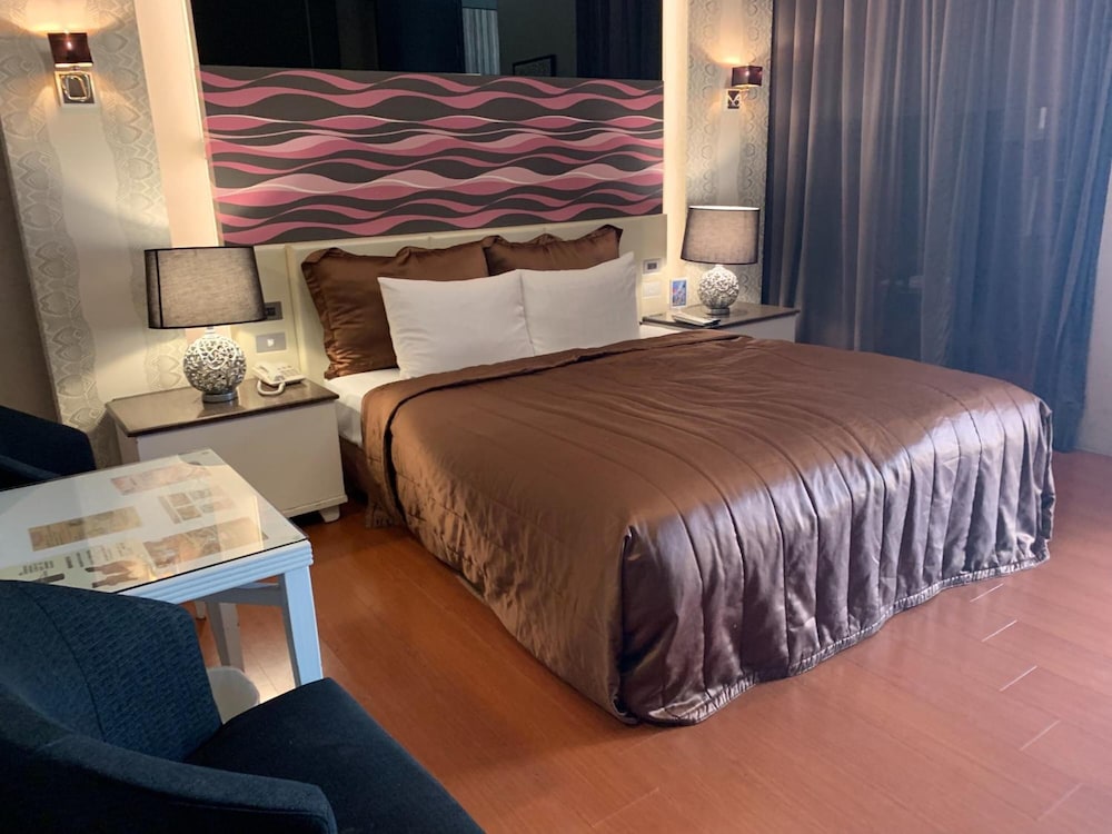 Leedon Motel 8/48