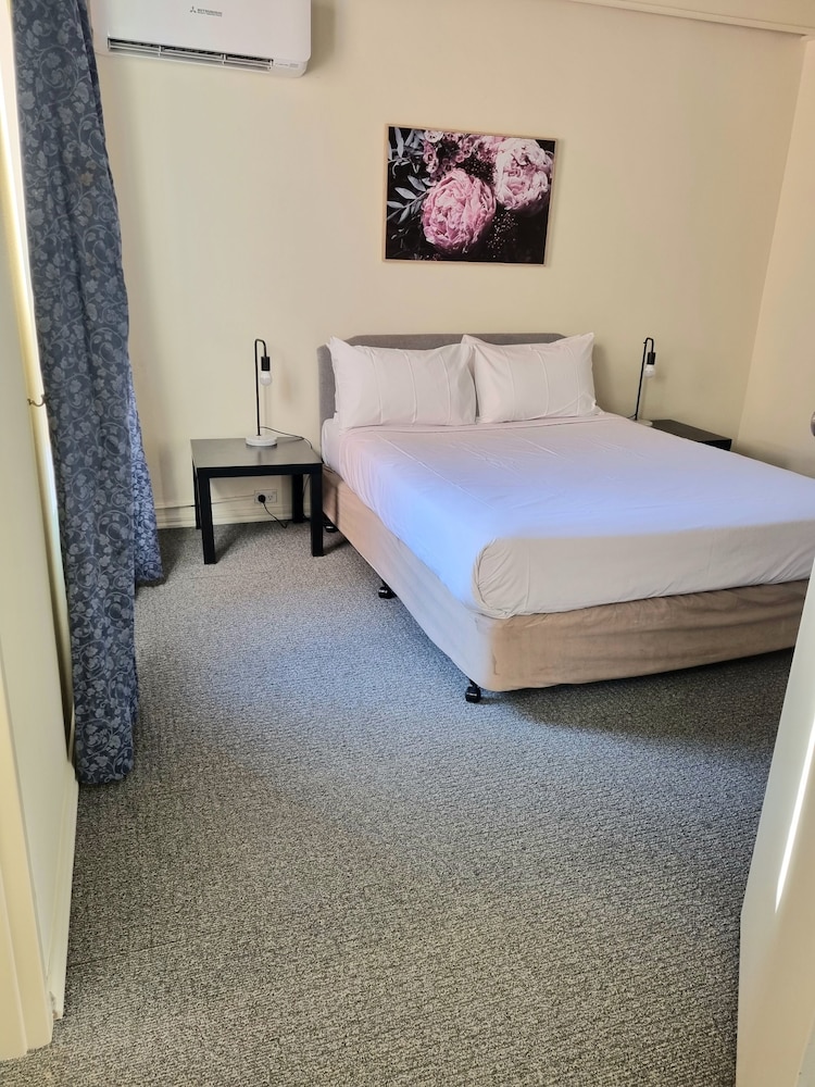 SERVICED, APARTMENT