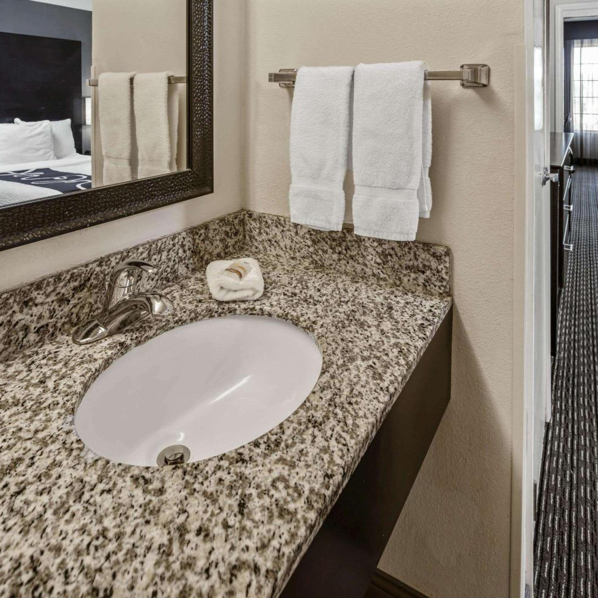 غرفة بسريرين مزدوجين بحوض استحمام لذوي الإعاقة، Holiday Inn Express & Suites Anaheim Convention Center Area 6/8