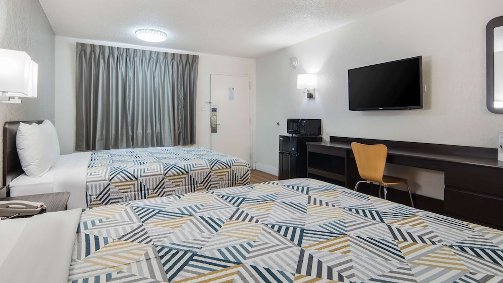 Motel6 Addison, TX - Dallas 44/56