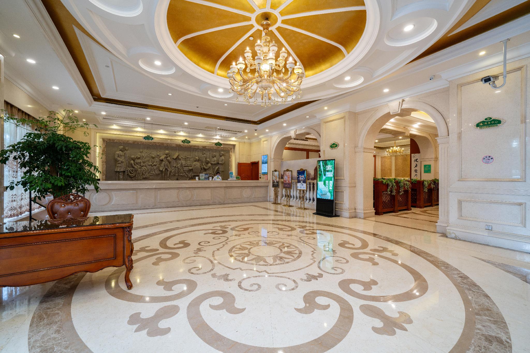 Vienna International Hotel (Shenzhen Bantian Huancheng South Road) 8/35