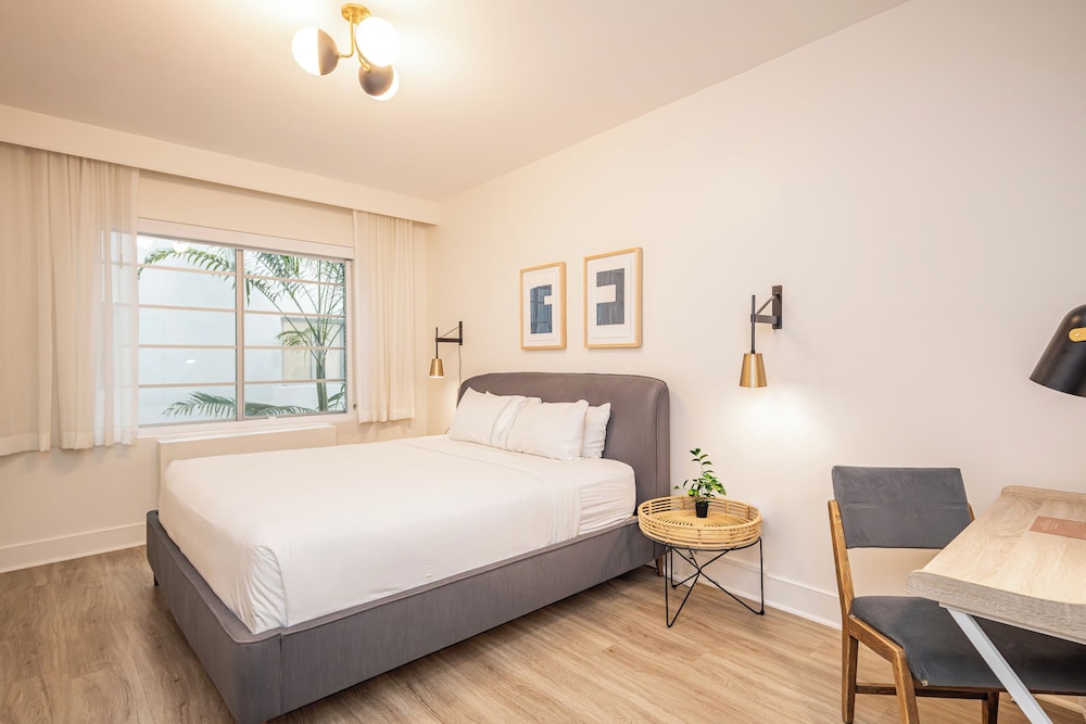 ROOM, QUEEN BED