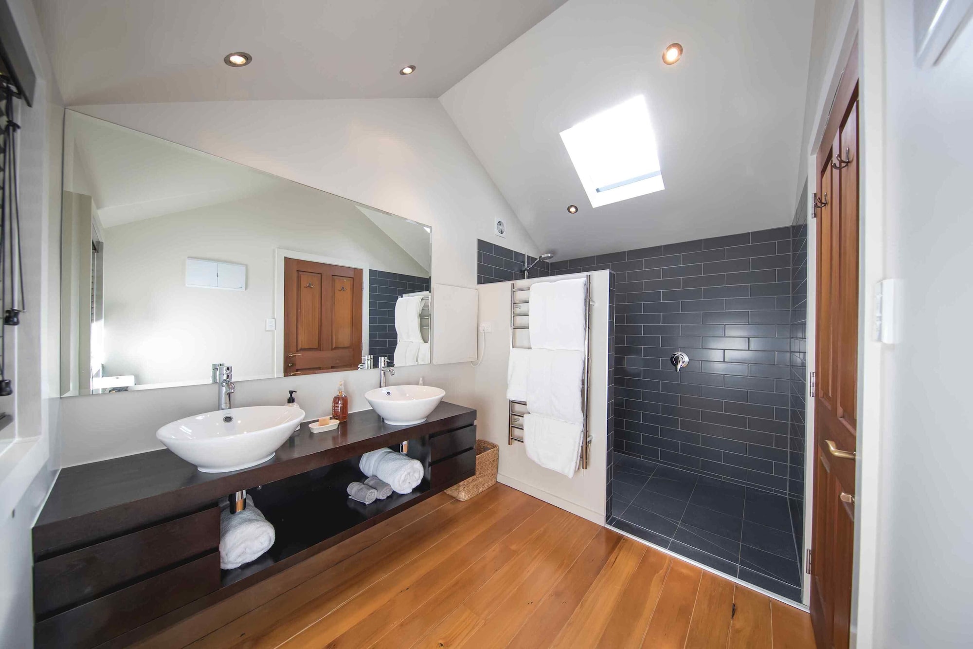 Chalet, Suite, King Bed, Sofa، Minaret Station 2/2