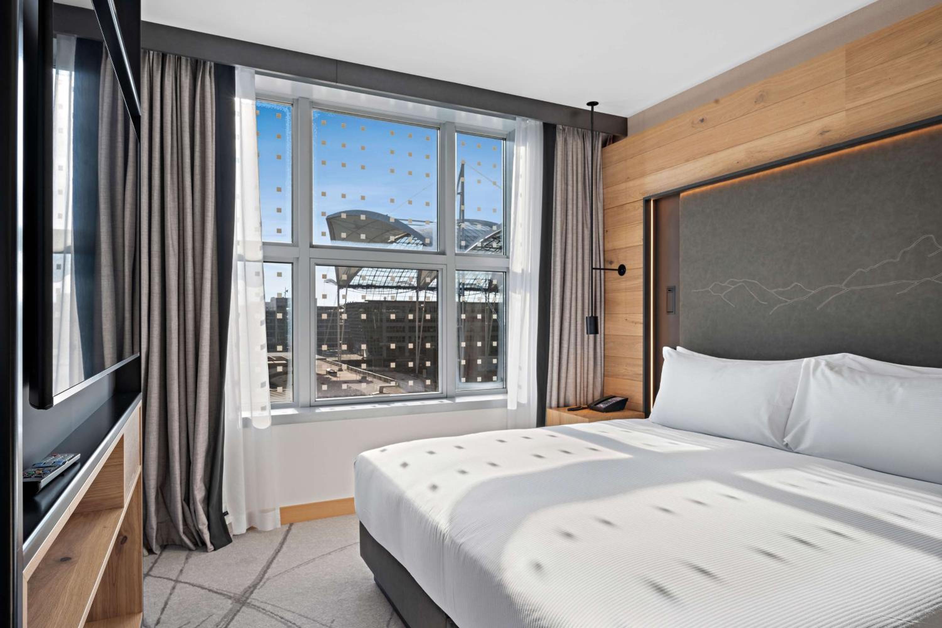 Room, King Bed, Atrium View