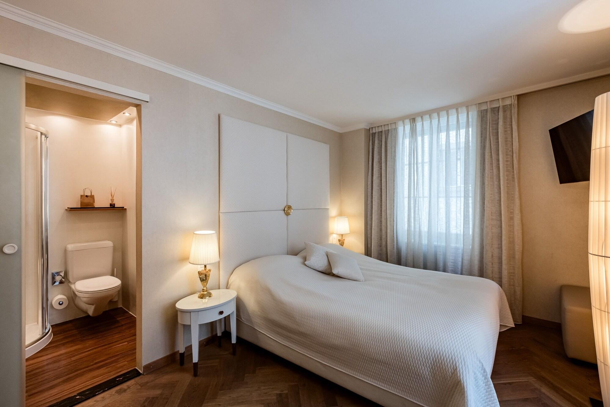 Room, Queen Bed, City View
