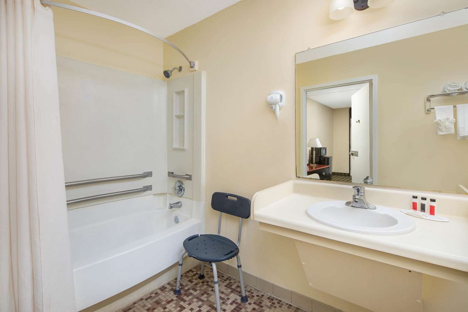 Travelodge By Wyndham Savannah Area/Richmond Hill 18/19