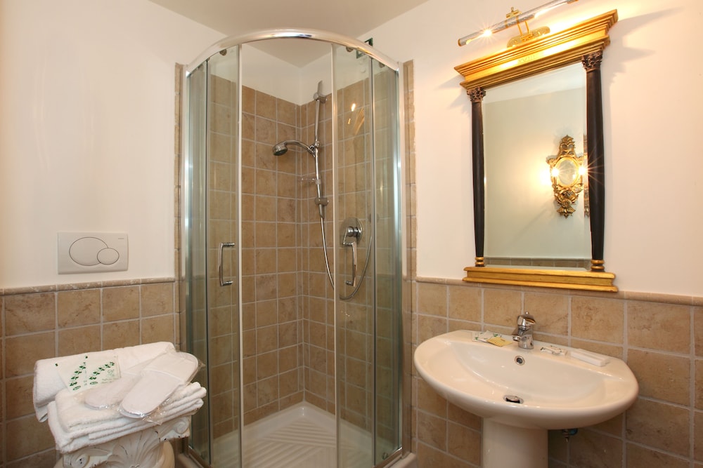 ROOM, QUADRUPLE