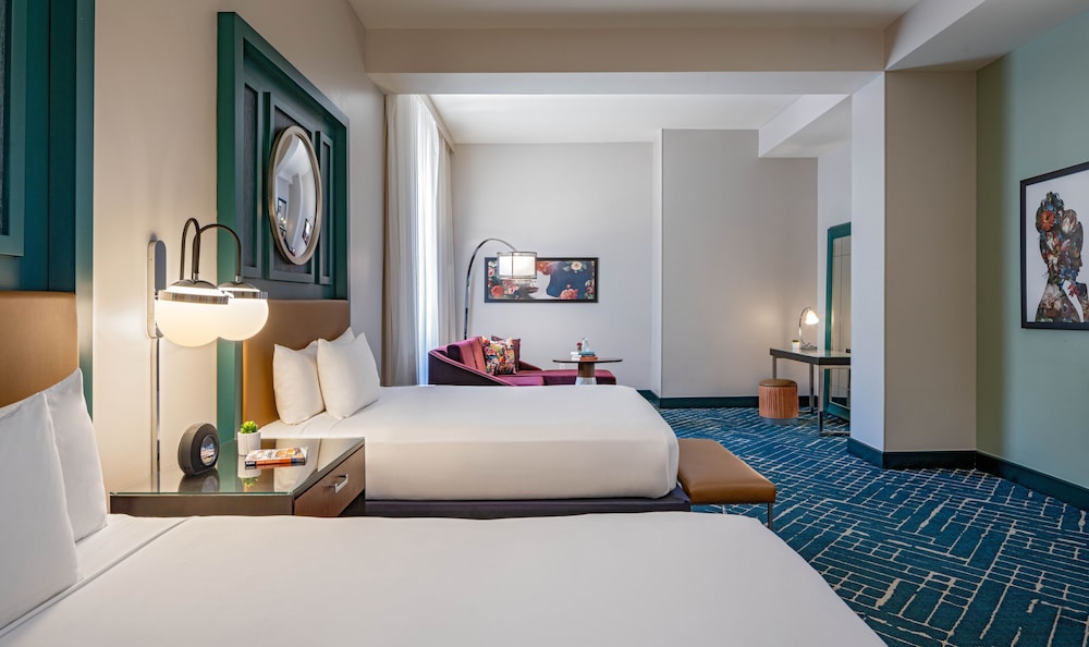 Petite, Suite, 2 Queen Beds