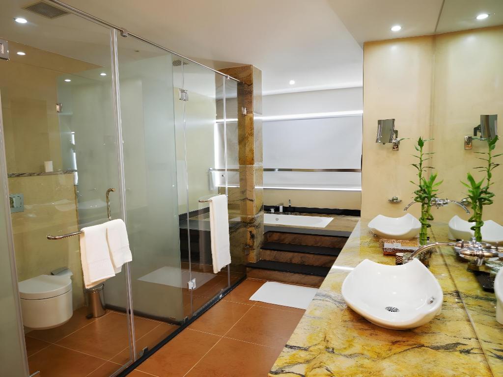 Suite, King Bed, The Panoramic Getaway 3/6