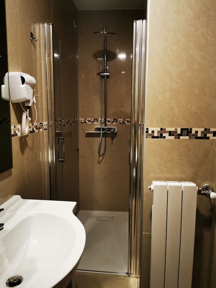 New Alexander Hotel 31/33