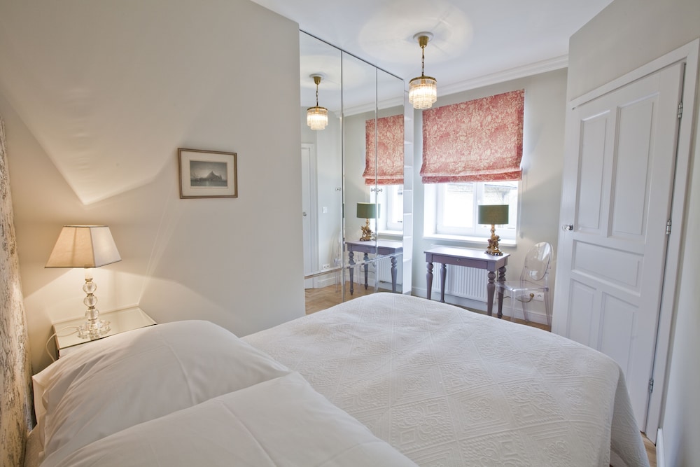 CRYSTAL SUITES CHEZ HELENA 23/64
