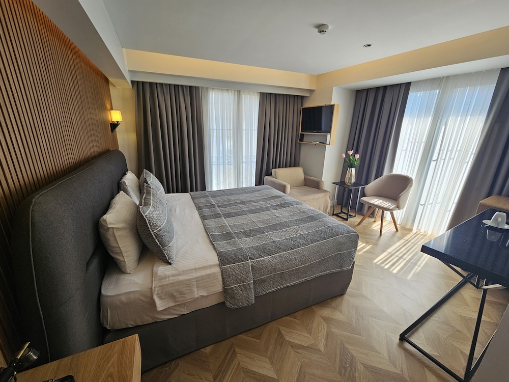 ANTHEMIS HOTEL 33/71