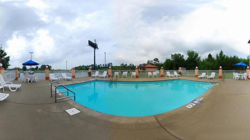 Comfort Inn and Suites Lincoln AL 1/61