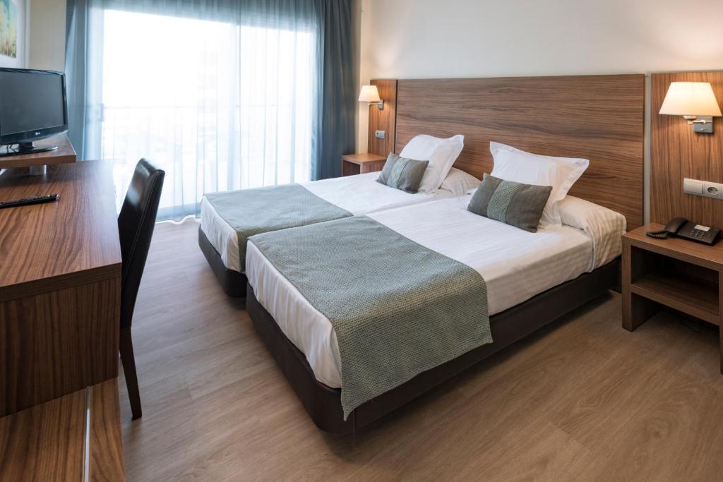 ROOM, DOUBLE BED