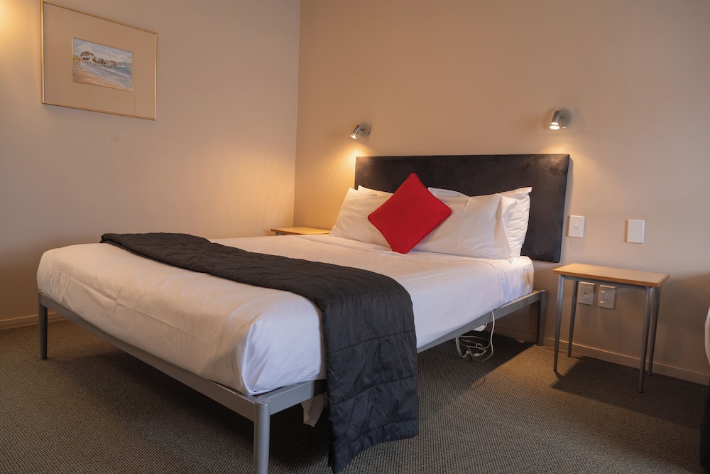 ROOM, 1 QUEEN AND 1 SINGLE BED