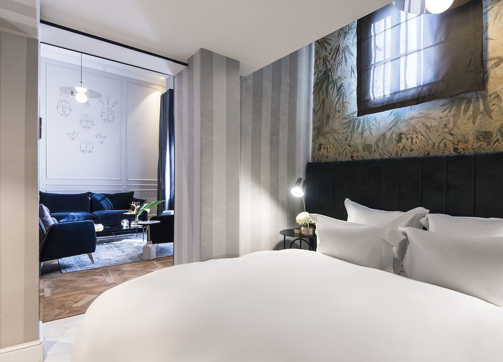DELUXE, SUITE