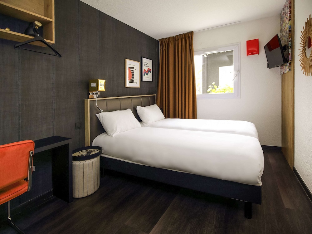 Pop, Twin Beds