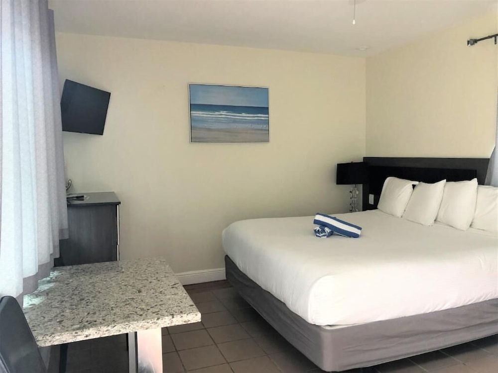 POOL, STUDIO, KING BED