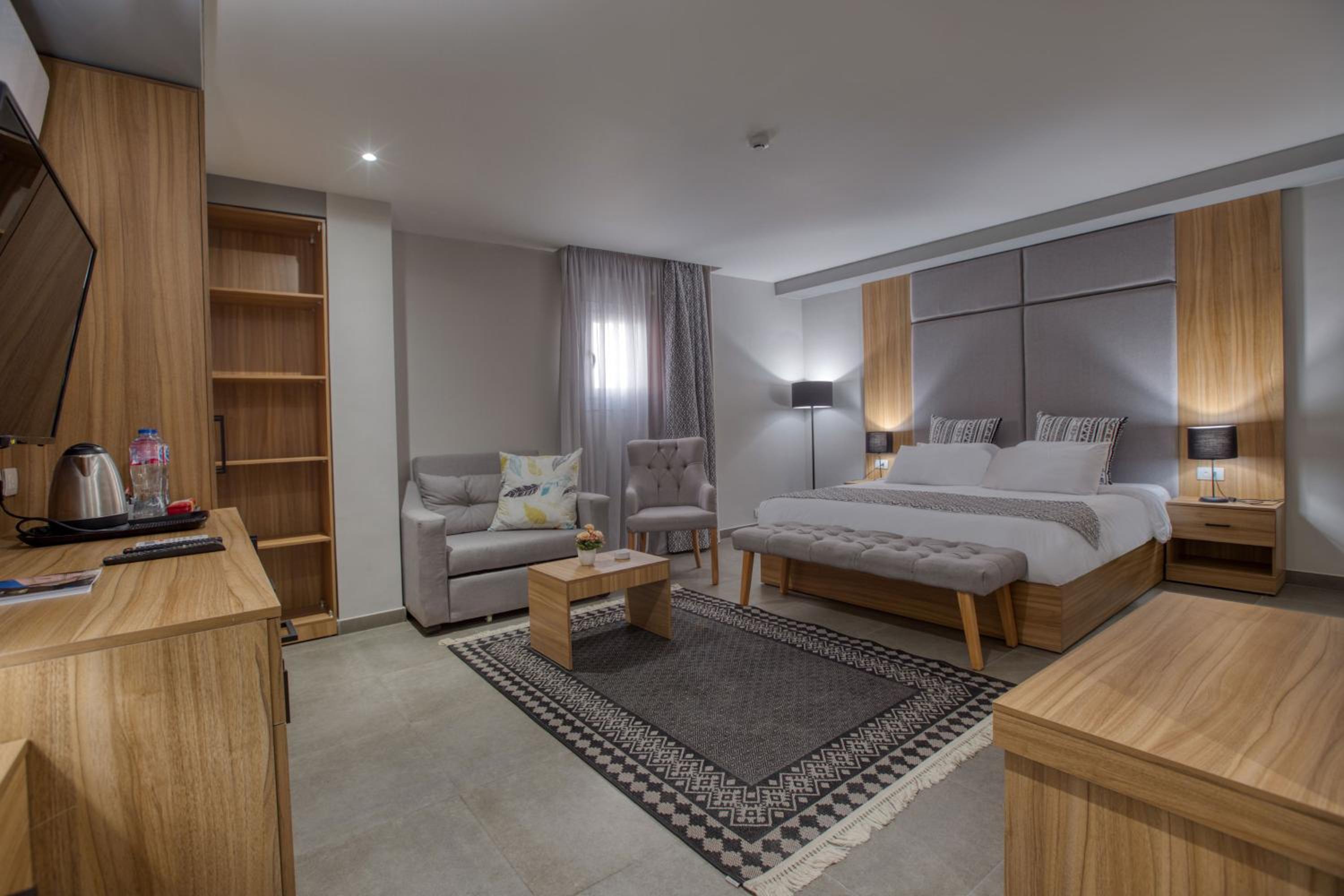 DELUXE, KING BED