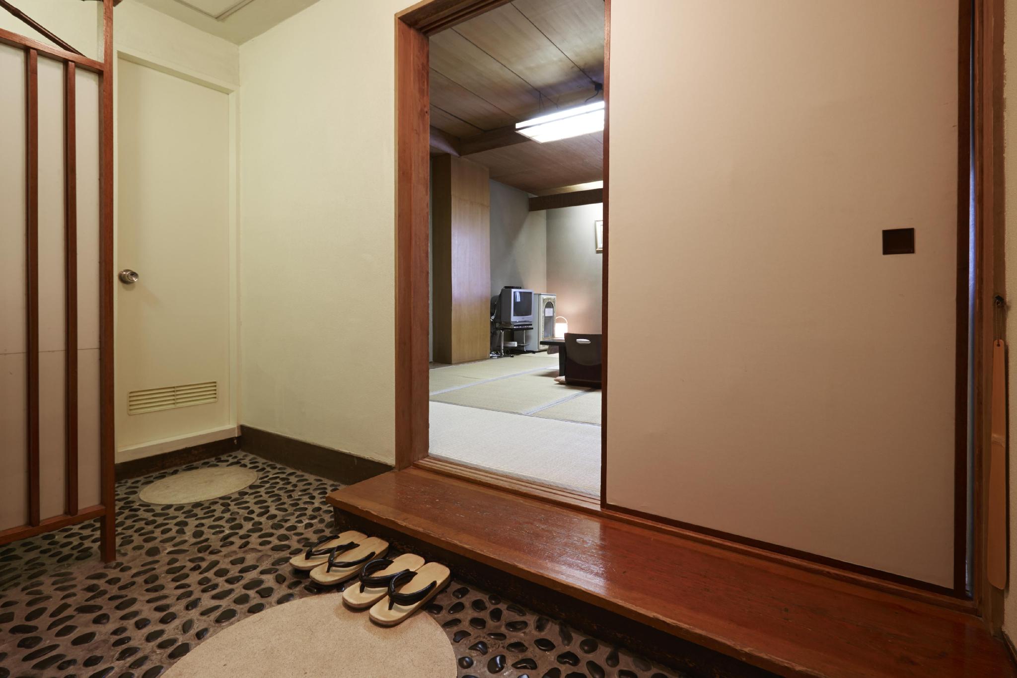 Japanese, 5 Futon Beds, Shared Bathroom, Private Bathroom