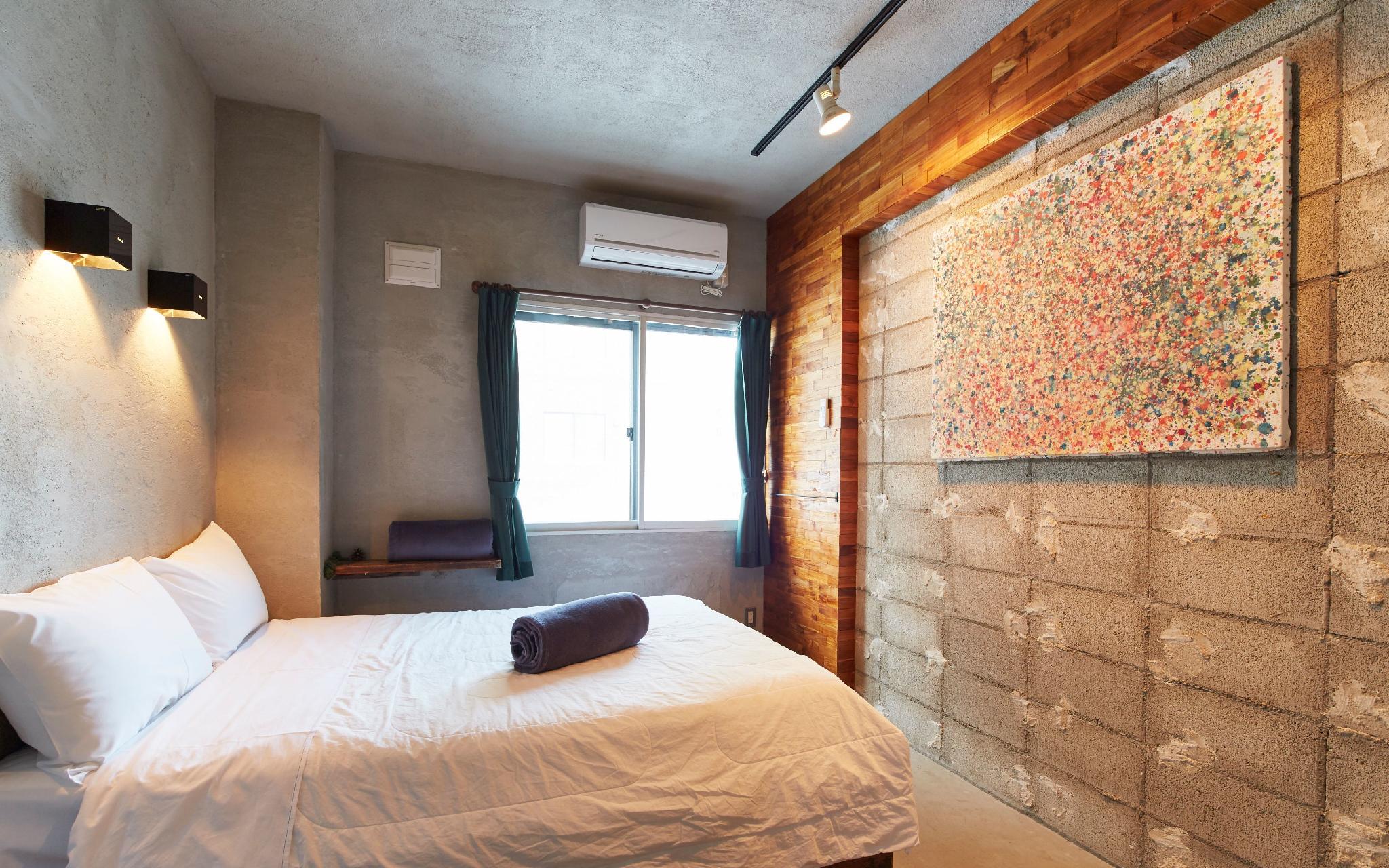 Economy, King Bed, Shared Bathroom