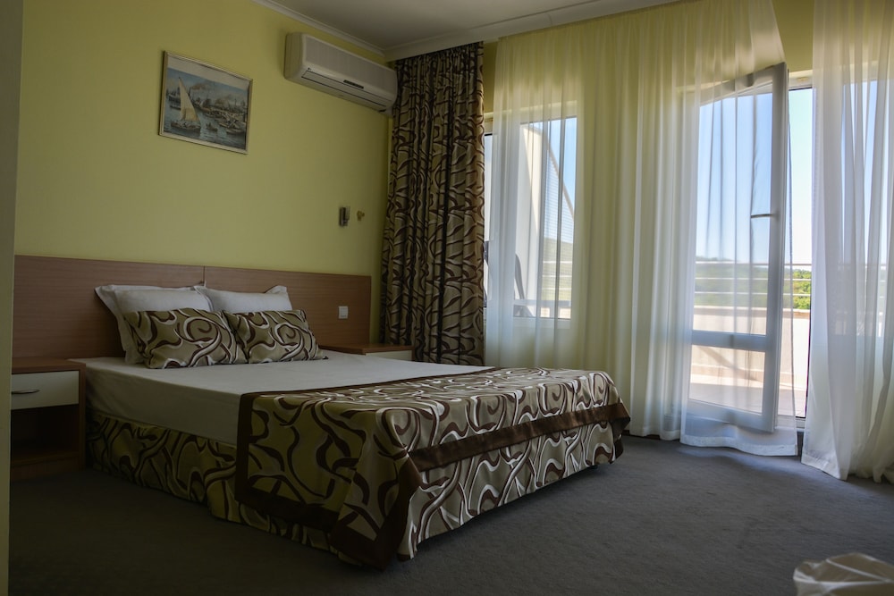 DELUXE, DOUBLE BED