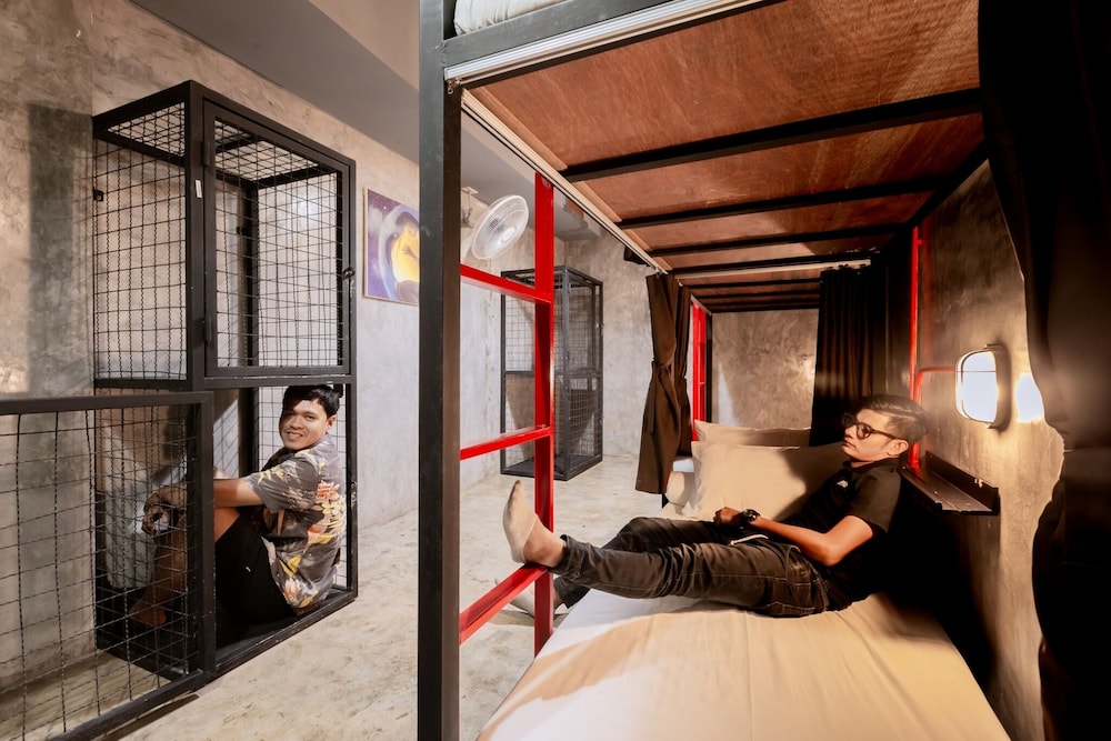 Sleeper Hostel 28/50