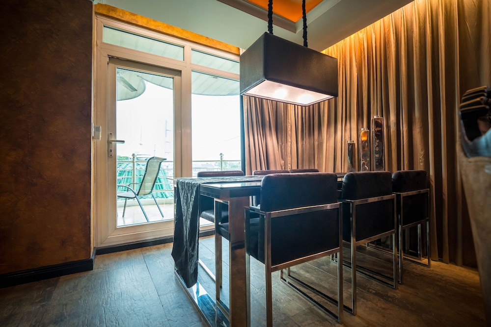 Fields Plaza Suites 33/65