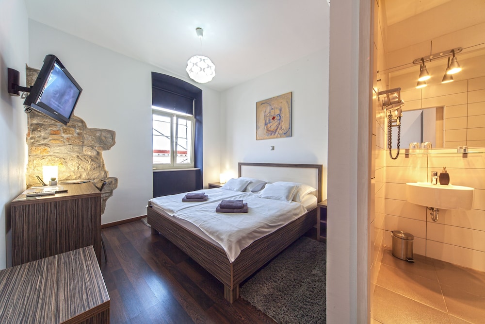 SUPERIOR, DOUBLE BED, CITY VIEW